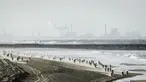Para pebalap mootokros sedang beraksi dalam balap motokros Red Bull Knock Out di Pantai Hague, Belanda, (28/11/2015). (AFP Photo/ANP/Remko de Wall)