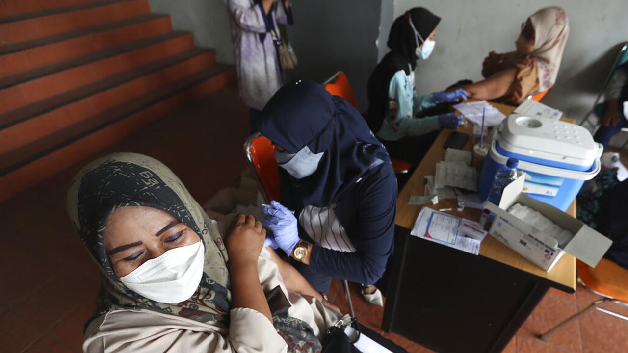 FOTO: Vaksinasi COVID-19 di Stadion Patriot Candrabhaga