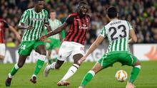 Gelandang AC Milan, Tiemoue Bakayoko berusaha melewati dua pemain Real Betis, issa Mandi dan William Carvalho selama pertandingan grup F Liga Europa di stadion Benito Villamarin, Sevilla (8/11). Milan menahan imbang Betis 1-1. (AFP Photo/Cristina Quicler)