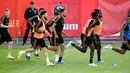 Para pemain Belgia melakukan pemanasan saat mengikuti sesi latihan tim di Dedovsk, Moskow, (8/7). Belgia akan bertanding pada semifinal Piala Dunia 2018 melawan Prancis. (AFP Photo/Franck Fife)