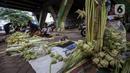 H-2 jelang Hari Raya Idul Fitri 1444 Hijriyah, perajin ketupat mulai menjamur di kawasan Pesanggrahan. (Liputan6.com/Johan Tallo)