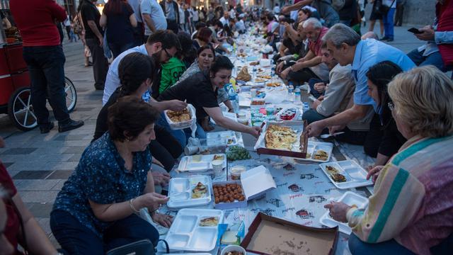 Melihat Keakraban Warga Turki saat Buka Puasa Bersama