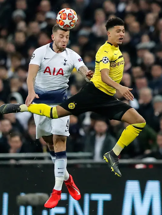 Duel udara bek Tottenham Hotspur, Toby Alderweireld dan pemain Borussia Dortmund, Jadon Sancho pada leg pertama 16 besar Liga Champions di Stadion Wembley, London, Rabu (13/2). Tottenham Hotspur menang telak 3-0 atas Borussia Dortmund. (AP/Frank Augstein)