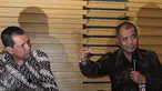 Ketua KPK Agus Raharjo (kanan) didampingi Deputi Bidang Pencegahan KPK Pahala Nainggolan di Gedung KPK, Jakarta, Selasa (12/1).Pimpinan KPK menyatakan prioritas utama ke depan adalah integrasi antara pencegahan dan penindakan. (Liputan6.com/Helmi Afandi)