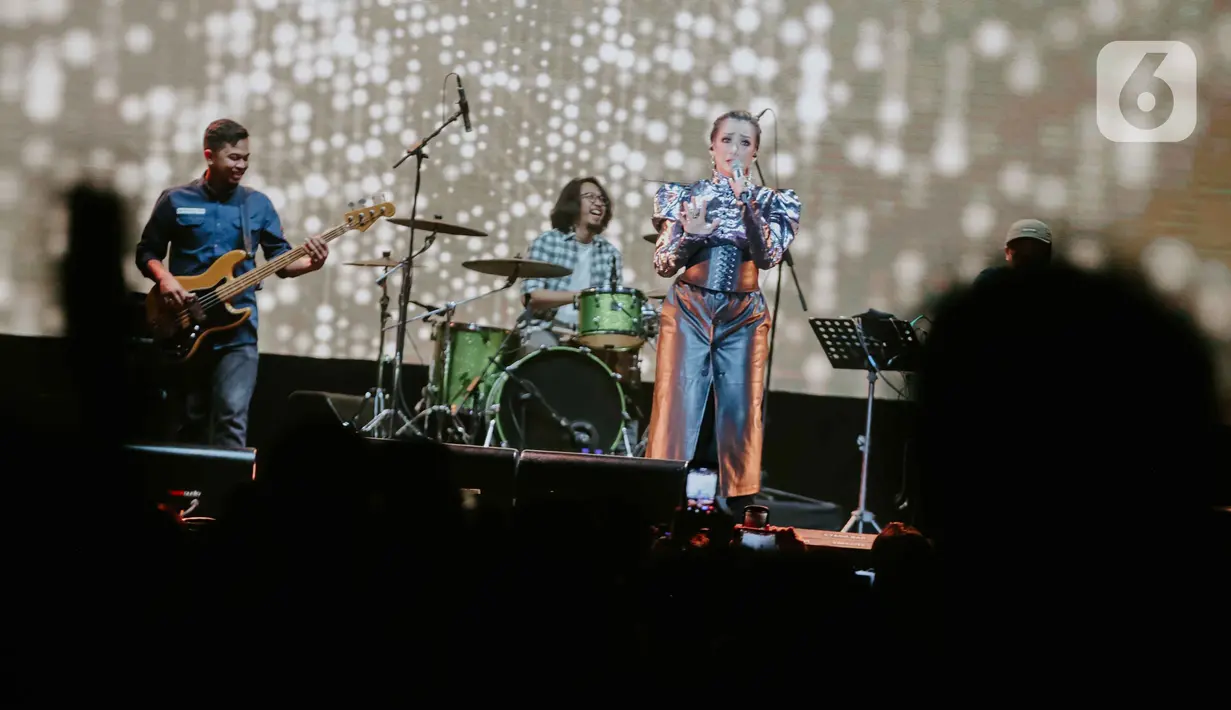 Penampilan penyanyi Reza Artamevia dalam Festival Tamagochill di Tennis Indoor Senayan, Jakarta, Jumat (22/11/2019). Reza mengobati rindu para penggemar dengan membawakan sejumlah lagu hits di antaranya Berharap Tak Terpisah, Satu yang Tak Bisa Lepas, dan Pertama. (Liputan6.com/Faizal Fanani)