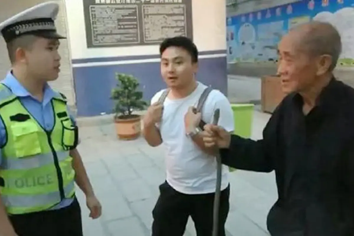 Menyentuh, Kakek Jalan Kaki Selama 12 Jam Untuk Beri Cucu Telur