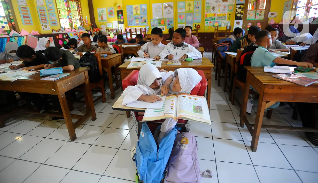 Walau secara fisik berdempet, dan mungkin oleh sebagian orang dianggap tidak normal, keduanya ternyata sekolah di sekolah formal. (merdeka.com/Arie Basuki)
