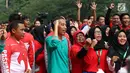 Presiden Joko Widodo saat ikut bernyanyi bersama dengan 540 mahasiswa dari berbagai daerah yang mengikuti Program Penguatan Pendidikan Pancasila di halaman Istana Bogor, Jawa Barat, Sabtu (12/8). (Liputan6.com/Angga Yuniar)