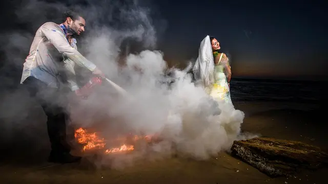 6 Potret Prewedding Paling Ekstrem Ini Ngeri, Salah Satunya Dekat Lava