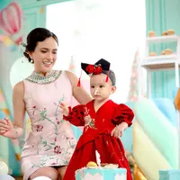 Momen ulang tahun pertama anak Shandy Aulia (Sumber: Instagram/shandyaulia)
