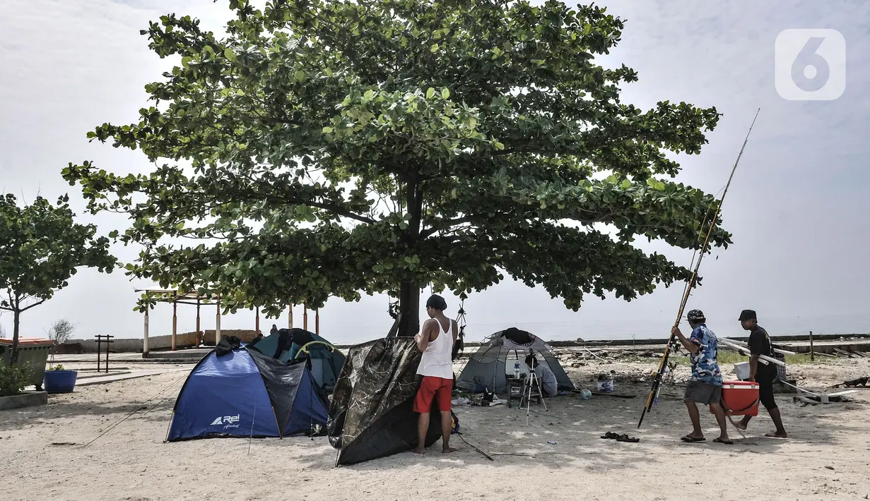 <p>Wisatawan mendirikan tenda di Pulau Kelor, Kepulauan Seribu, Jakarta, Minggu (11/4/2021). Pariwisata Kepulauan Seribu mulai ramai dikunjungi wisatawan setelah beberapa waktu lalu Pemprov DKI membuka kembali seiring menurunnya kasus Covid-19. (merdeka.com/Iqbal S Nugroho)</p>