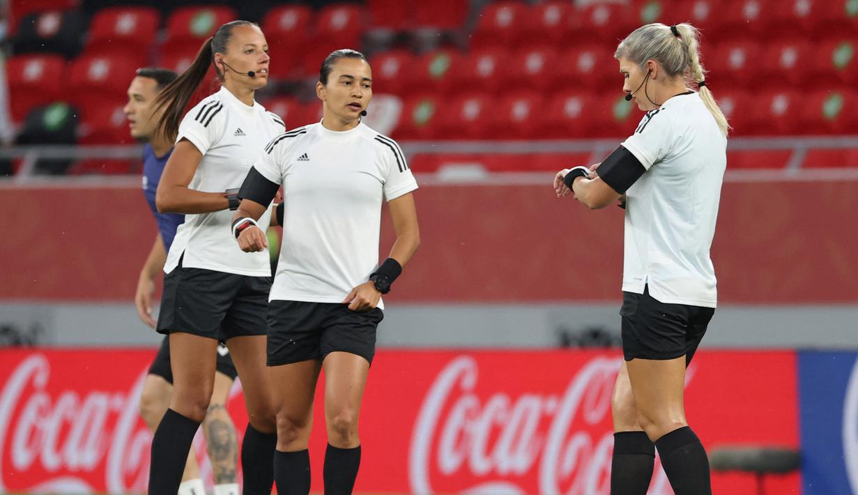 Ketiga wasit wanita tersebut merupakan wasit wanita berlisensi FIFA yang ditunjuk menjadi salah satu di antara pengadil lapangan dalam pertandingan Piala Dunia Antarklub 2020. (AFP/Karim Jaafar)
