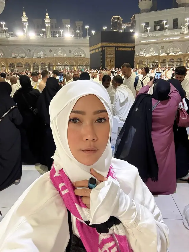 6 Potret Inul Daratista Umrah Jelang Ramadhan, Bertemu Ayah-Ibu Ayu Ting Ting