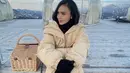 Lihat gaya tampilan Yuni Shara dengan pakaian hangat. Diketahui ia mengunjungi Jepang saat musim dingin [Instagram/yunishara36]