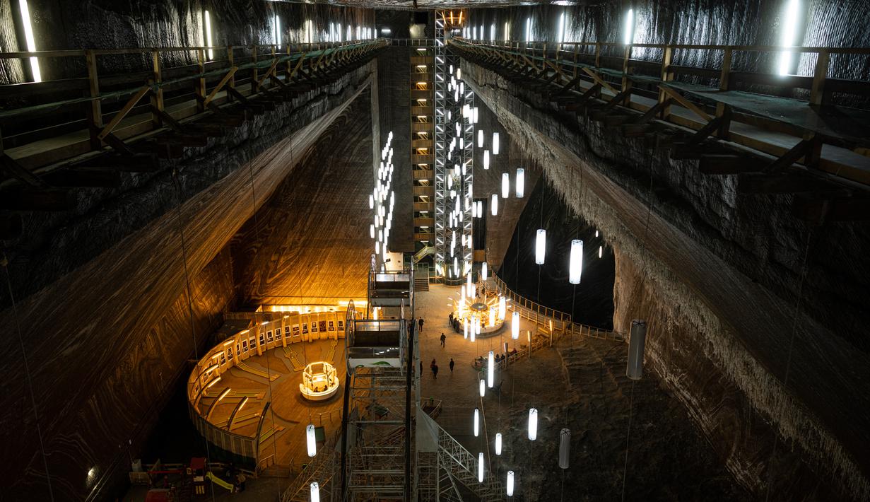Orang-orang berjalan dalam Salina Turda, bekas tambang garam yang berubah menjadi objek wisata, sekarang terdaftar oleh otoritas darurat sebagai tempat perlindungan pertahanan sipil potensial di Turda, Rumania, 17 Oktober 2022. Negara-negara G7 pun telah memperingatkan Rusia agar tidak mengambil langkah yang bisa memicu perang nuklir tersebut. (AP Photo/Vadim Ghirda)