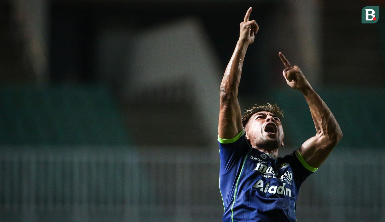 <p>Pemain Persib Bandung, Daisuke Sato melakukan selebrasi setelah mencetak gol pertama timnya ke gawang Bhayangkara FC pada laga lanjutan BRI Liga 1 2022/2023 antara Persib Bandung melawan Bhayangkara FC di Stadion Pakansari, Bogor, Jumat (24/03/2023). (Bola.com/Bagaskara Lazuardi)</p>