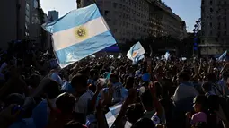 Fans Argentina merayakan kemenangan atas Kroasia pada pertandingan semifinal Piala Dunia Qatar 2022 di Obelisk di Buenos Aires, Rabu (14/12/2022). Argentina berhasil melaju ke final Piala Dunia 2022 usai mengalahkan Kroasia 3-0. (AFP/Luis Robayo)