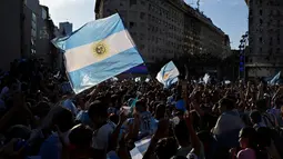 Fans Argentina merayakan kemenangan atas Kroasia pada pertandingan semifinal Piala Dunia Qatar 2022 di Obelisk di Buenos Aires, Rabu (14/12/2022). Argentina berhasil melaju ke final Piala Dunia 2022 usai mengalahkan Kroasia 3-0. (AFP/Luis Robayo)