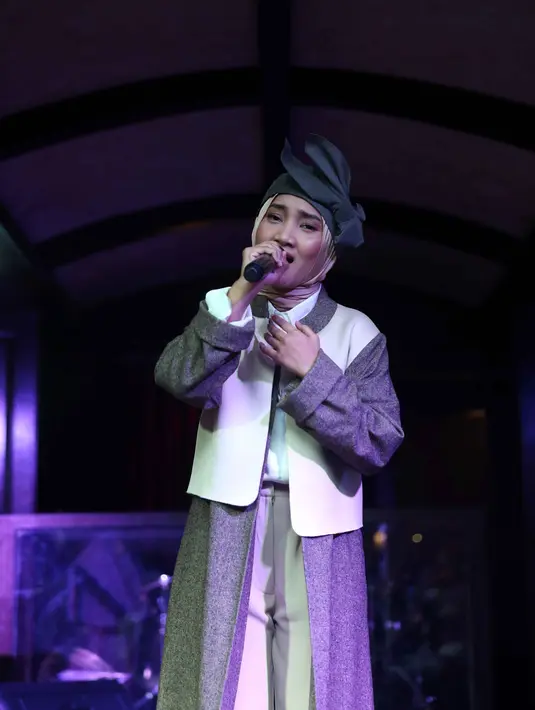 "Yang pasti aku ketika denger pertama kali liriknya dalem banget. Aku nggak ragu lagi, ini lagu melegenda. Aku lihat khusyuk lagunya," ucapnya saat ditemui di kawasan Menteng, Jakarta Pusat, Selasa (23/5/2017). (Nurwahyunan/Bintang.com)