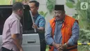 Swasta penyuap Bupati Indramayu Supendi, Carsa AS mengenakan rompi tahanan tiba di Gedung KPK, Jakarta, Jumat (13/11/2019). Carsa AS diperiksa sebagai saksi untuk tersangka Bupati Indramayu, Supendi mendalami aliran dana suap. (merdeka.com/Dwi Narwoko)