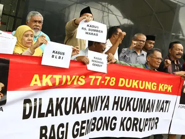 Aktivis 77-78 (Gema 77-78 se-Indonesia) menggelar aksi di depan gedung KPK, Jakarta, Rabu (22/3). Usai beraudiensi mereka meminta KPK segera megusut tuntas kasus Korupsi E - KTP dan kasus besar lainya yang masih mangkrak. (Liputan6.com/Helmi Afandi)