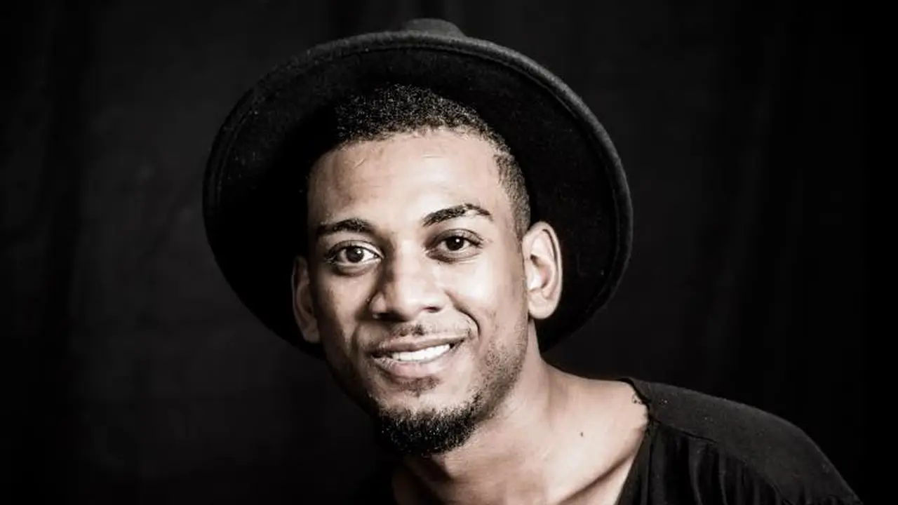 Joshua Ledet, juara 3 American Idol 2012 ini hadir dengan Love Can Do.