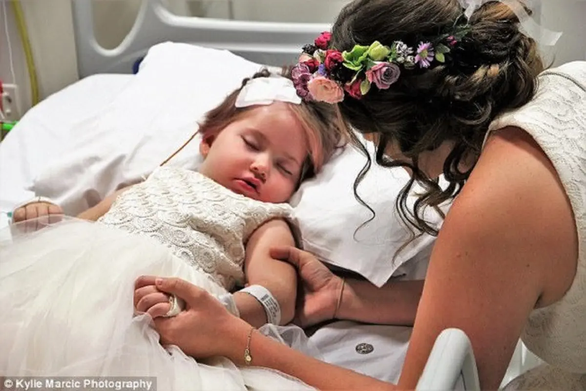 Kondisi sang anak yang kritis membuat pasangan ini menikah di rumah sakit. (Sumber Foto: Dailymail)