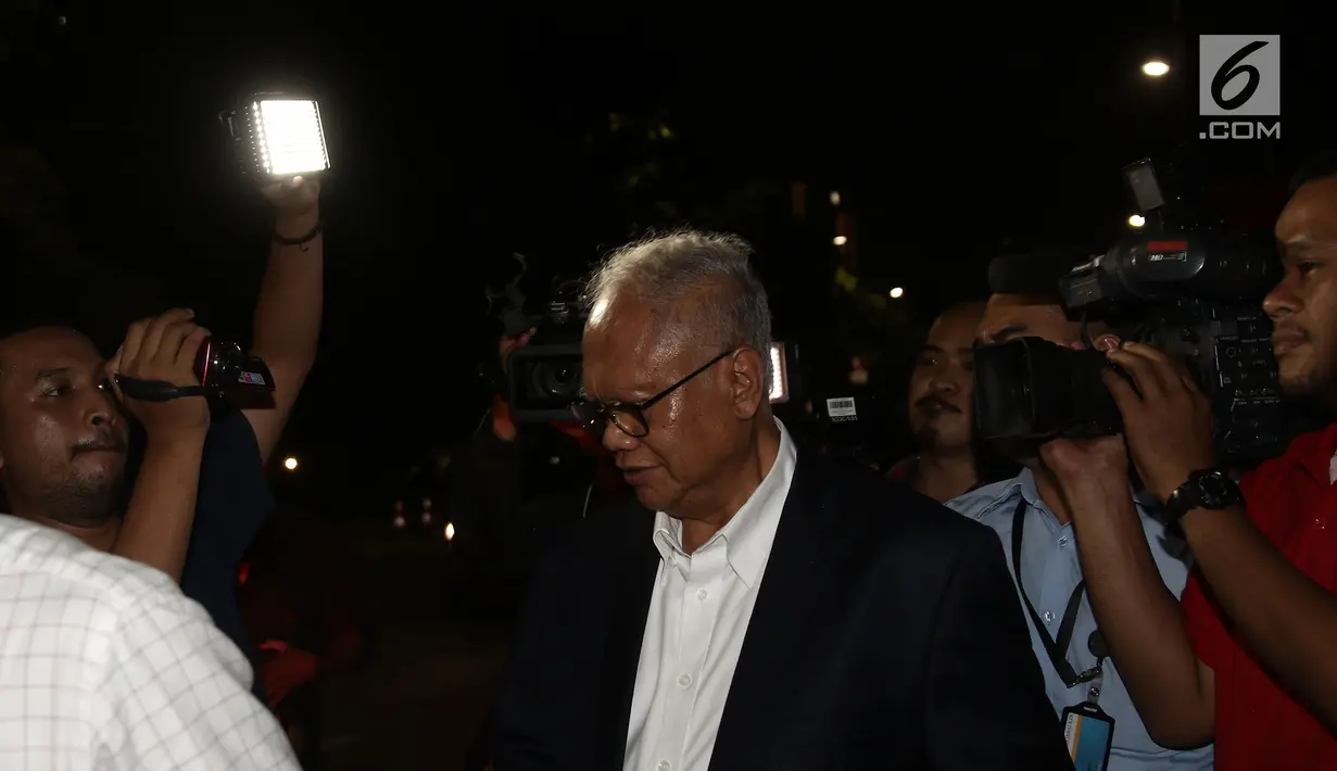 Presiden Direktur Lippo Karawaci Ketut Budi Wijaya usai menjalani pemeriksaan di Gedung KPK, Jakarta, Kamis (25/10). Ketut diperiksa sebagai saksi dalam kasus dugaan suap perizinan proyek pembangunan Meikarta. (Liputan6.com/Herman Zakharia)