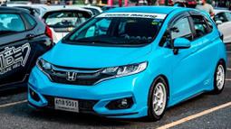 Permainan warna menjadi salah satu sektor yang dapat meningkatkan facia mobil menjadi lebih stylish. Pemilihan warna biru muda yang dipadukan dengan velg putih membuatnya tampil clean, sederhana, minimilasi, namun tetap eye catching. (Source: Instagram/@anonkamsam)