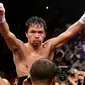 Petinju asal Filipina, Manny Pacquiao merayakan kemenangannya melawan Adrien Broner dalam pertandingan tinju kelas welter WBA di Las Vegas (19/1). Pacquiao  menang lewat kemenangan angka mutlak, 117-111, 116-112, dan 116-112. (AP Photo/John Locher)