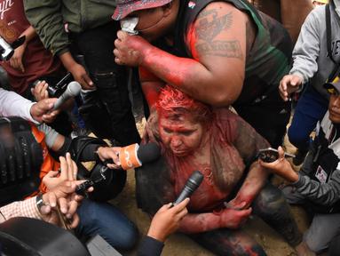 Wali Kota Vinto, Patricia Arce berbicara kepada awak media ketika dirinya diserang dan dipermalukan oleh demonstran oposisi  Bolovia di dekat Provinsi Cochabamba, 6 November 2019. Massa menyeret Patricia Arce di jalanan, memotong paksa rambutnya dan menyiramnya dengan cat. (STR / AFP)