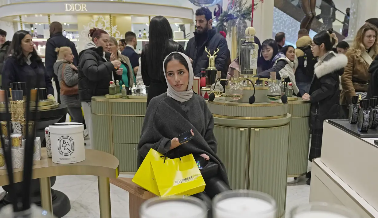Toko-toko terutama fashion, produk kecantikan, parfum, dan lain-lainnya menawarkan diskon hingga 90 persen pada 'Boxing Day', hari belanja sehari setelah Natal ini. (AP Photo/Kin Cheung)
