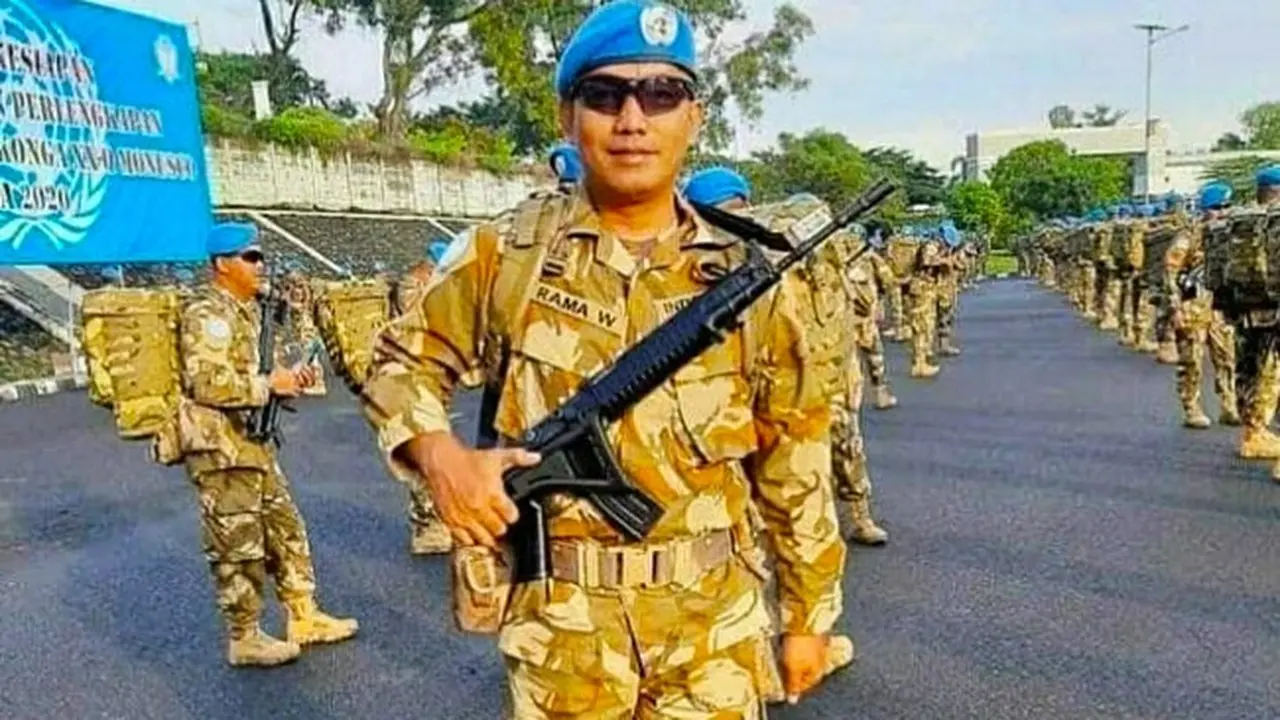 Serma Rama Wahyudi bersama pasukan perdamaian Indonesia untuk PBB.