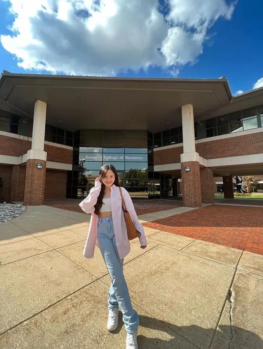 Di hari keduanya, Beby tampil kasual memadukan crop top putih sebagai inner dengan oversized shirt berwarna pink dan high waist jeans untuk bawahan. (Instagram/bebytsabina).