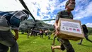 Sebelumnya, Badan Nasional Penanggulangan Bencana (BNPB) mengungkap, distribusi bantuan ke empat kabupaten di Provinsi Aceh masih sulit ditempuh lewat jalur darat. Tampak dalam foto, warga membawa bantuan yang didistribusikan oleh personel TNI AU di wilayah terdampak banjir di Kabupaten Bener Meriah, Provinsi Aceh, pada Kamis 4 Desember 2025. (CHAIDEER MAHYUDDIN/AFP)