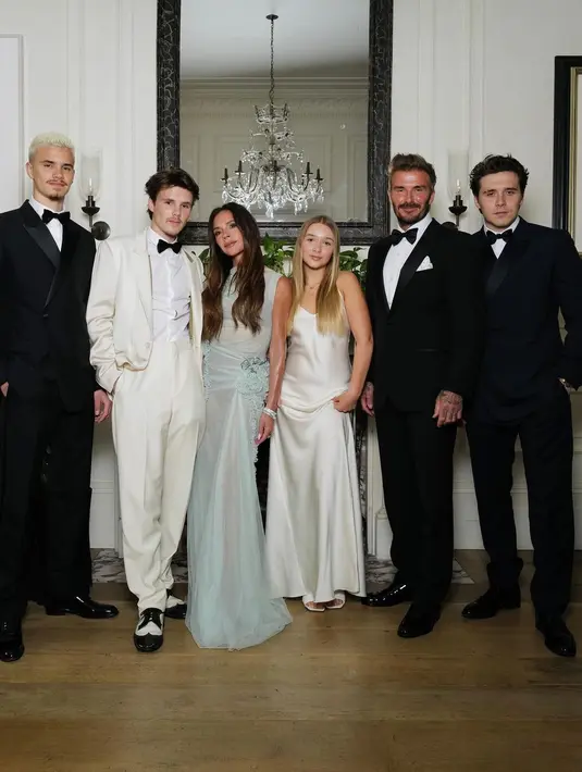 Dan seluruh anggota keluarga Beckham tampak sempurna dalam balutan busana bernuansa monokrom. [Foto: Instagram/ Victoria Beckham]