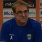 Pelatih Persib Bandung Robert Alberts termotivasi memenangi pertandingan melawan Tira Persikabo. (Liputan6.com/Huyogo Simbolon)