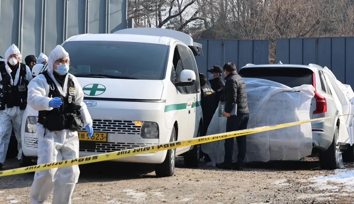 Polisi menyelidiki mobil tempat jenazah aktor Korea Selatan Lee Sun Kyun ditemukan meninggal di sebuah taman di pusat Kota Seoul, Korea Selatan, Rabu (27/12/2023). Kantor berita Yonhap melaporkan aktor Korea Selatan Lee Sun Kyun, yang terkenal karena perannya dalam film pemenang Oscar "Parasite", ditemukan meninggal pada 27 Desember 2023 karena diduga bunuh diri. (Yonhap/AFP)