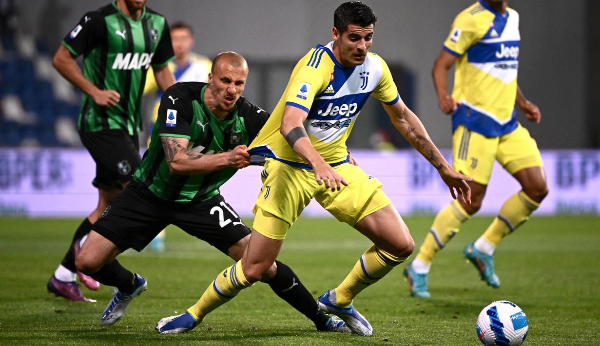 <p>Dalam duel sengit tersebut Juventus Sempat tertinggal dari sang tuan rumah namun Bianconeri mampu membalikkan keadaan dan berbalik menang dengan skor 2-1. (AFP/Marco Bertorello)</p>