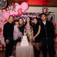 Peyanyi dan aktris muda ini baru saja merayakan sweet seventeen dengan pesta meriah yang dihadiri keluarga serta sahabat terdekat.  [@riafinola].