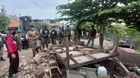 Penertiban bangunan liar di Kali Tebu Surabaya. (Dian Kurniawan/Liputan6.com)