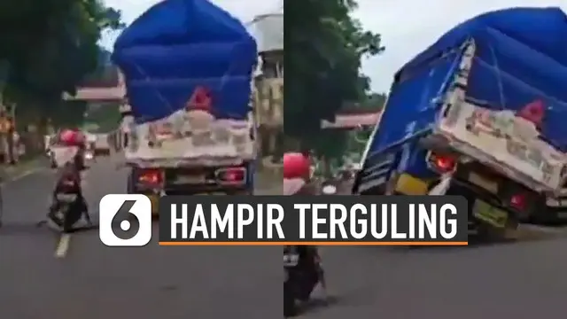 Hampir saja sebuah truk terguling karena menghindari emak-emak pengendara motor yang berhenti mendadak.