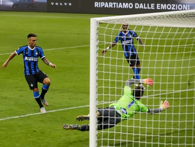 Pemain Inter Milan Lautaro Martinez (kedua kiri) mencetak gol ke gawang Sampdoria dalam pertandingan Serie A di Stadion San Siro, Milan, Italia, Minggu (21/6/2020). Inter Milan mengalahkan Sampdoria 2-1. (AP Photo/Antonio Calanni)