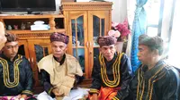 Depati Talam memperlihatkan naskah melayu kuno dalam acara Kenduri Sko Tanjung Tanah. (Liputan6.com/ Novia Harlina)