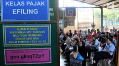 Para wajib pajak antre untuk melaporkan SPT di Kantor Pelayanan Pajak Pratama Jakarta, Kamis (29/3). Warga terus berdatangan sejak pagi hingga sore untuk melaporkan SPT pajak tahun 2017 mereka. (Merdeka.com/Iqbal Nugroho)