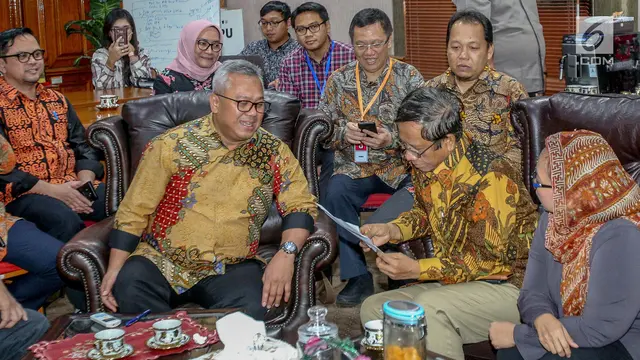 Beri Dukungan Moral, Mahfud MD Sambangi KPU
