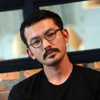 Bermula dari sebuah film Filosofi Kopi, Rio Dewanto, Angga Sasongko selaku sutrada mengaplikasikan karya mereka dengan membuka sebuah kedai kopi di bilangan Melawai, Jakarta Selatan. (Wimbarsana/Bintang.com)