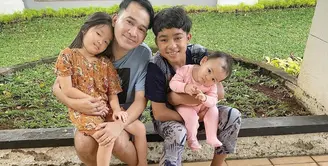 Pemerintah Indonesia kini tengah menyiapkan wacana ‘New Normal’, termasuk dalam kegiatan sekolah. Menanggapi hal ini Ruben Onsu sebagai orang tua mengaku masih ragu, mengingat kondisinya masih seperti sekarang ini. (Instagram/ruben_onsu)