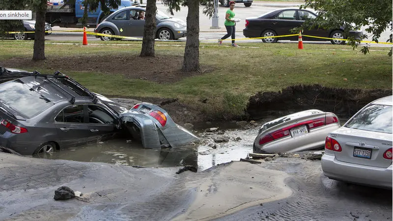 Sinkhole Besar 'Telan' 3 Mobil di AS