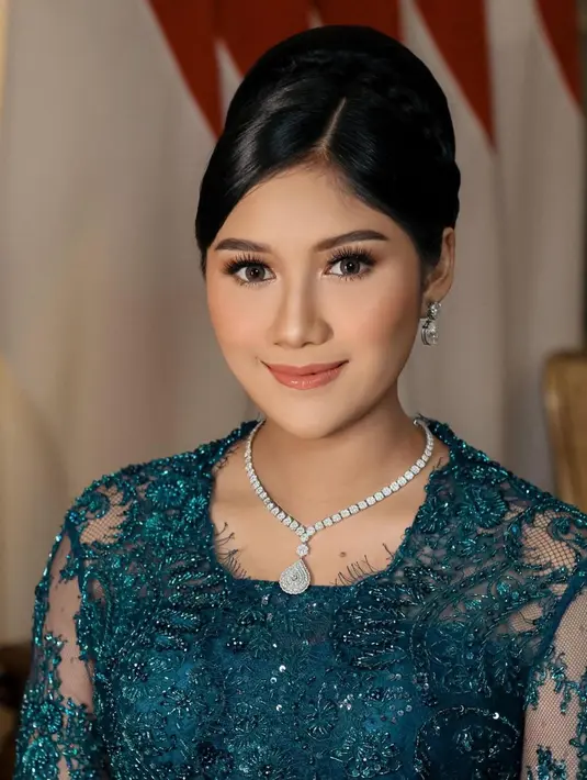 Momen lain memperlihatkan Erina tampil dengan makeup flawless dalam rona peach dan brown yang lembut. Sang MUA tampak menambahkan bronzer untuk memberi rona hangat di wajah istri Kaesang Pangarep itu. Dikombinasikan dengan blush on dan lipstik warna peach yang segar. [@erinagudono].